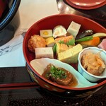 Unagi Kappou Izuei Umegawatei - 彩りも綺麗。鰻食べたくて来たけど他のものも少しつまみたい、という時におすすめなメニュー。