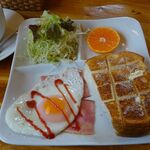 CAFE　berry - 料理写真:ﾍﾞｰｺﾝ目玉焼きｾｯﾄ