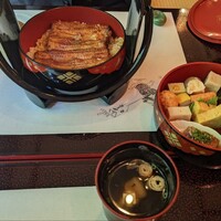 鰻割烹 伊豆栄 梅川亭 - プラス550円で鰻を松の大きさにしました。なにもしないともう少し控えめな鰻が登場します。