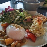 Opuses - このボリューム！お酒飲むランチにはありがたすぎる前菜の盛り合わせ。奥のカップにはミネストローネが。写真はわかりづらいですがその手前にはキッシュ。いぶりがっこ入りポテサラもワインのあてにグッドでした。