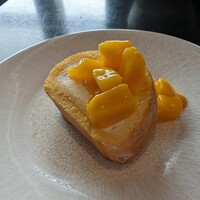 Opuses - デザートで選択したマンゴーのロールケーキ。普通に美味しかった。これにフォカッチャとコーヒーがついて3300円也。