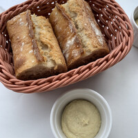 ブラッスリー ポール・ボキューズ 大丸東京 - 皮がパリパリ　焼きたてフランスパン