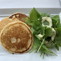 ブラッスリー ポール・ボキューズ 大丸東京 - 前菜に添えられていたミニパンケーキ