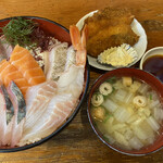 ふる川 - 海鮮丼(味噌汁付)＝980円
            魚フライ＝200円