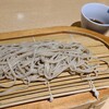 Shamoji Soba Saburoku - ⑧しゃもじ蕎麦(税込880円)
                二八蕎麦ですが平たく幅広な田舎蕎麦風
                夕方の開店直後に打ち終わるだけあり香り良くコシもあり、喉越しよりも食べるタイプ
                ボリュームが少ないので大盛(+330円)がオススメ