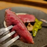 かまど焼 NIKUYOROZU - 原始かまど焼き 芳ばしい燻製のような香りがし、肉の旨さを十分味わえる