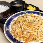 うかいや - ホルモンうどん定食。