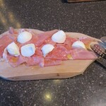 ピッツェリア オステリア カポ - 生ハムとモッツァレラチーズ