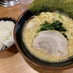 横浜家系ラーメン 一刀家 - 豚骨ラーメン