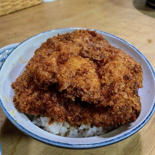 安田屋 - 蓋を外すとカツが2枚乗っています