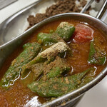 かれーの店 うどん  - しし唐、トマト、豚バラ