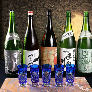 お好みの日本酒で乾杯。ジャパニーズウイスキーなども