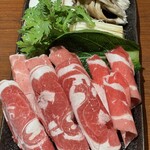 满腹肉三种蘑菇锅