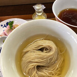 らあめん サンド - 夏季限定！昆布水つけ麺1000円税込トレーに乗って同時提供されます。