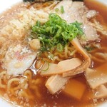 スーパーセンター アマノ - 醤油ラーメン。胡椒と天かすトッピング。