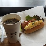 ヨミ・アソビ・カフェ - てりたまドッグとアイスコーヒー(550円と200円)