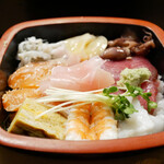 Sushi Shuu - 寿司桶に綺麗に並んだネタ