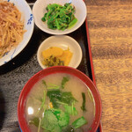 Yoshi - 味噌汁、漬物、小鉢