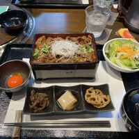 焼肉 炉辺 - すき焼き重