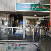 トラットリア ダイ パエサーニ - 店舗外観…1階の奥まった場所に店舗はあった。