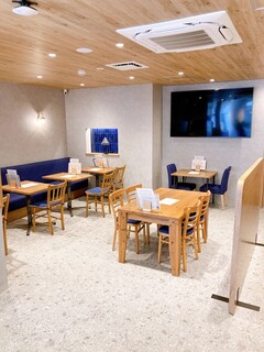 Sizenn Syoku Cafe&Bar Yurari - 2人掛け、4人掛けのテーブル席です。