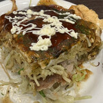 Hiroshima Fuu Okonomiyaki Momijiya - 肉玉の断面アップ