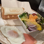 バー リーファー - タラモサラダ選択、目玉焼きの味付けは塩でお願いしました（ドリンク＋200円モーニング）