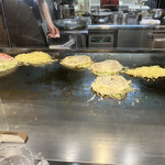 Hiroshima Fuu Okonomiyaki Momijiya - 目の前の鉄板で手際良く焼いてくれます。