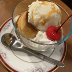 バー リーファー - アイスクリームのってます。甘さ控えめ固めのプリンです。