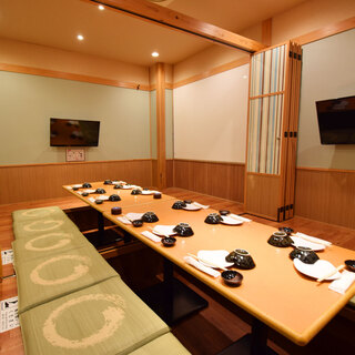 We welcome both small and large groups.Private rooms are also available.