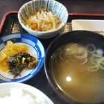 第一富士丸食堂 - 小鉢の切干大根、味噌汁、漬物。