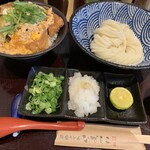 純愛うどん なでしこ - ぶっかけうどん（小）・味彩豚使用カツ丼（ご飯少なめ）