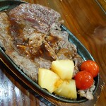 Orae No Ie Jin - しっかり焼きなステーキ。添え物は焼きパインとミニトマト。ビールが進んで美味しい。