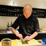 きう - ◎名物の手巻き寿司を握っていく。