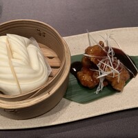 華都飯店 OsakaMetro本町ビル店 - 豚ヘレ肉の黒酢炒め蒸しパン添え