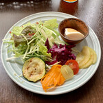 バルバルキッチンアメリ - いつものランチサラダ
      今日は焦げ目を付けたズッキーニが入っている。