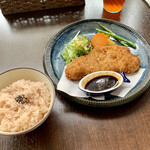 バルバルキッチンアメリ - ランチ：国産豚ロースのポークカツ(¥1,180)
      この店らしく普通のトンカツではない。ハーブソルトがかかっており、ちゃんと洋食然としているのが不思議。