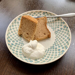 バルバルキッチンアメリ - 今日は店がかなり混んでいて、注文から提供までいつもより時間がかかった。すると店のおねえさんがお詫びに、と言ってこのケーキを無料サービスしてくれた。勿論自家製で、しかもかなり美味しかった！