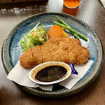 バルバルキッチンアメリ - ランチ：国産豚ロースのポークカツ(¥1,180)メイン
      振りかけられたハーブソルトに対してソースは甘めでたまり醤油っぽい味がする。ミディアムレアの揚がり具合が見事！美味❗️