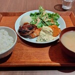 みのるダイニング 札幌ステラプレイス店 - デミグラスソースのハンバーグと日高産サーモンのバターステーキ