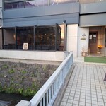 Rurowa To Mangetsu To Wain - 香林坊裏、「せせらぎ通り」沿いにお店はある。