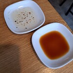 Rurowa To Mangetsu To Wain - 名物の餃子は２種類のタレで。
