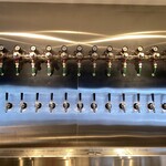 Btaps - 店内中央には１３種類のビールを注ぐTap