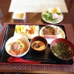 Resutoram mikaku - ホテルレストランでの朝食。
                        幾つかのレストランから選べるが、ここのポイントは、和食ビュッフェ 選べるお茶漬け。