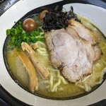 麺屋 よしすけ - 鶏白湯ラーメン。950円なり
            現役ジロリアンなマイレビさんも褒めてた
            チャーシューが2枚(ﾟдﾟ)ｳﾏｰ
            濃厚汁に浸った海苔がまた米に合うのよ
            鶏卵高騰のため煮玉子はウズラに変更
            それはそれでアリ