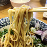 らーめん森や。 - 森やの混ぜそば、麺リフトアップ