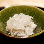 膳処末富 - ●用宗生しらす（静岡）
      二膳目は生しらすを乗せて。 混ぜるよりも縦に箸を入れて。