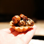 膳処末富 - 生地の風味が膨らむと蛸を見つけて食感と香りが立ち、さらに椎茸と薪の薫香が二段階で抜けていく。 タルト生地の軽やかな香りに響かせるように香りを重奏させる西洋風な美味しい逸品。