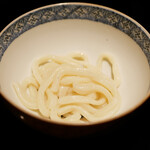 膳処末富 - ●薪うどん
      名物の薪塩を纏わせたうどんです。