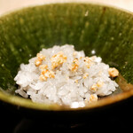 膳処末富 - 先ほど薪焼きされていたのは大根。 あぶらと共に薫香を纏ってお米と同化するように潜み、噛みしめるとみずみずしく香りがあふれる憎すぎる演出を生む！ 大根をご飯に合わせられるのは末富氏だけ。